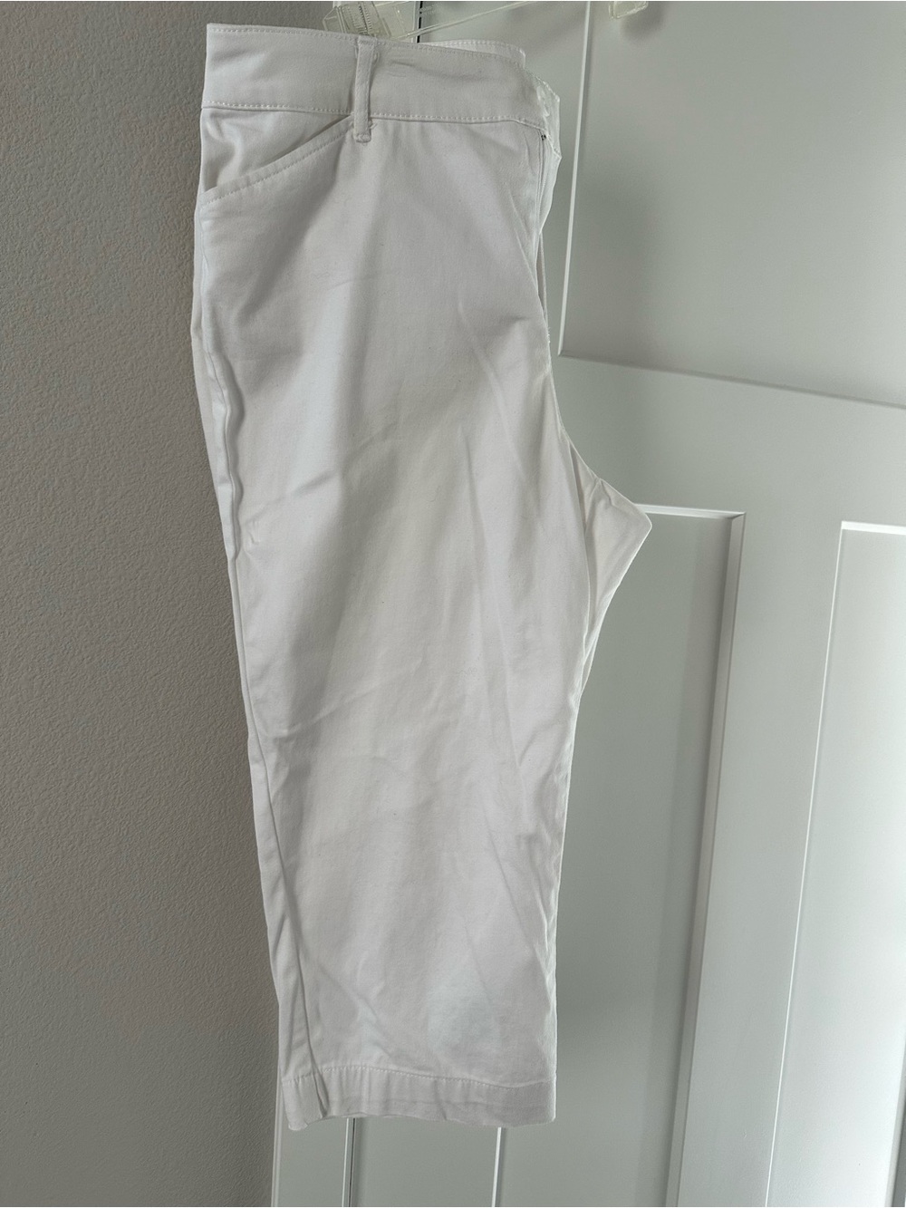 St. John's Bay White Women’s Chinos Capri size 16 - Picture 4 of 5